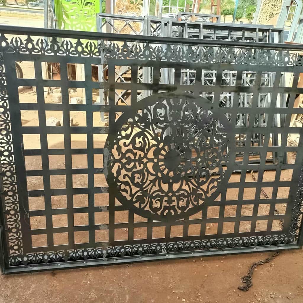 نرده پنجره ساده کنار حیاط مسکونی استان یزد