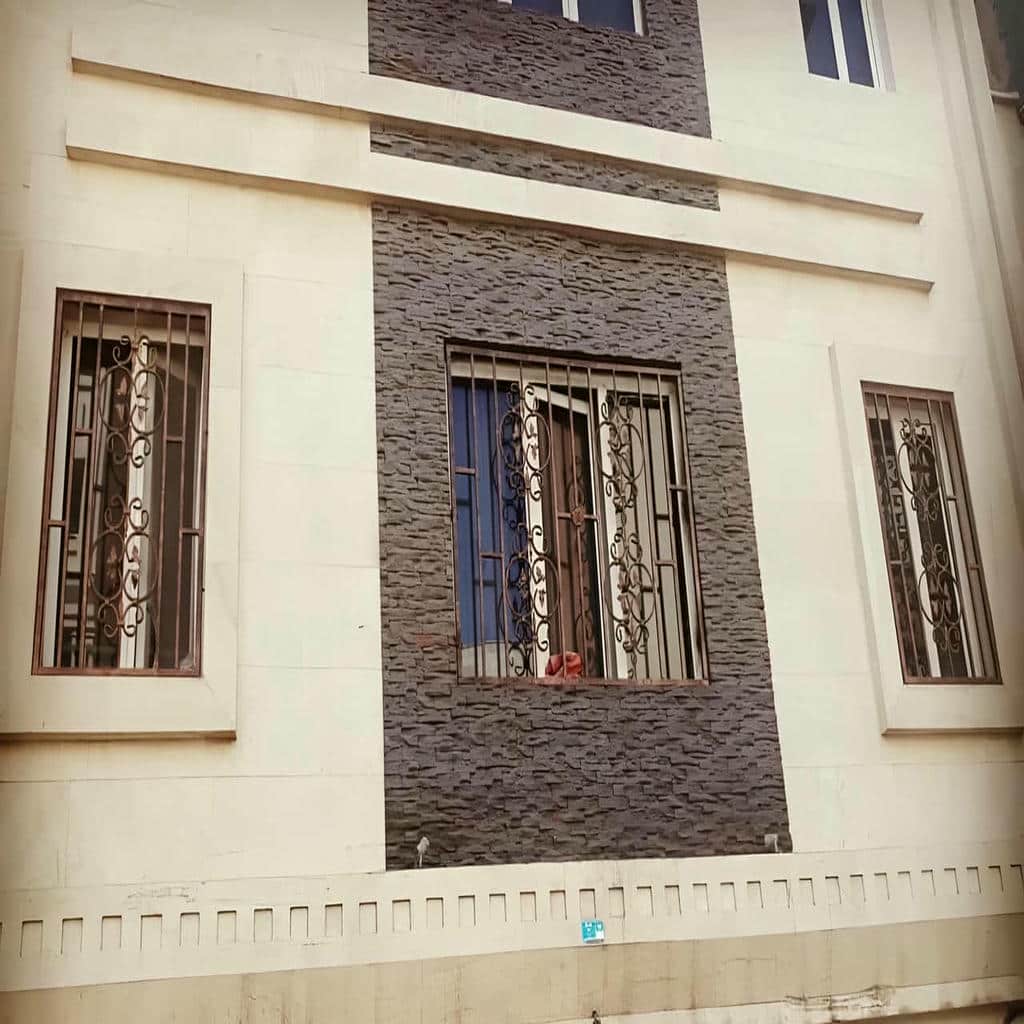 نرده پنجره سفید کنار تراس ویلایی یاسوج