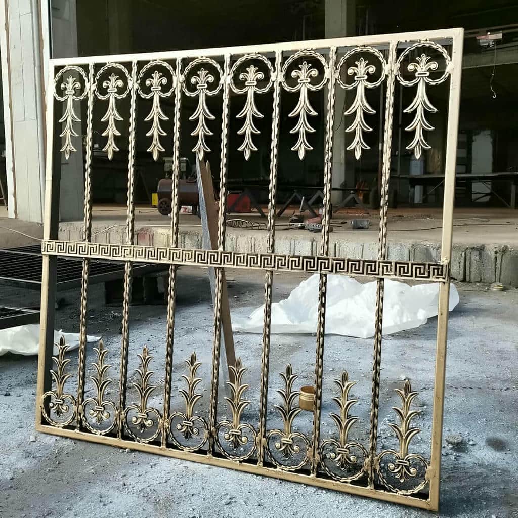 نرده پنجره طوسی مات در نمای سیمانی استان چهارمحال و بختیاری