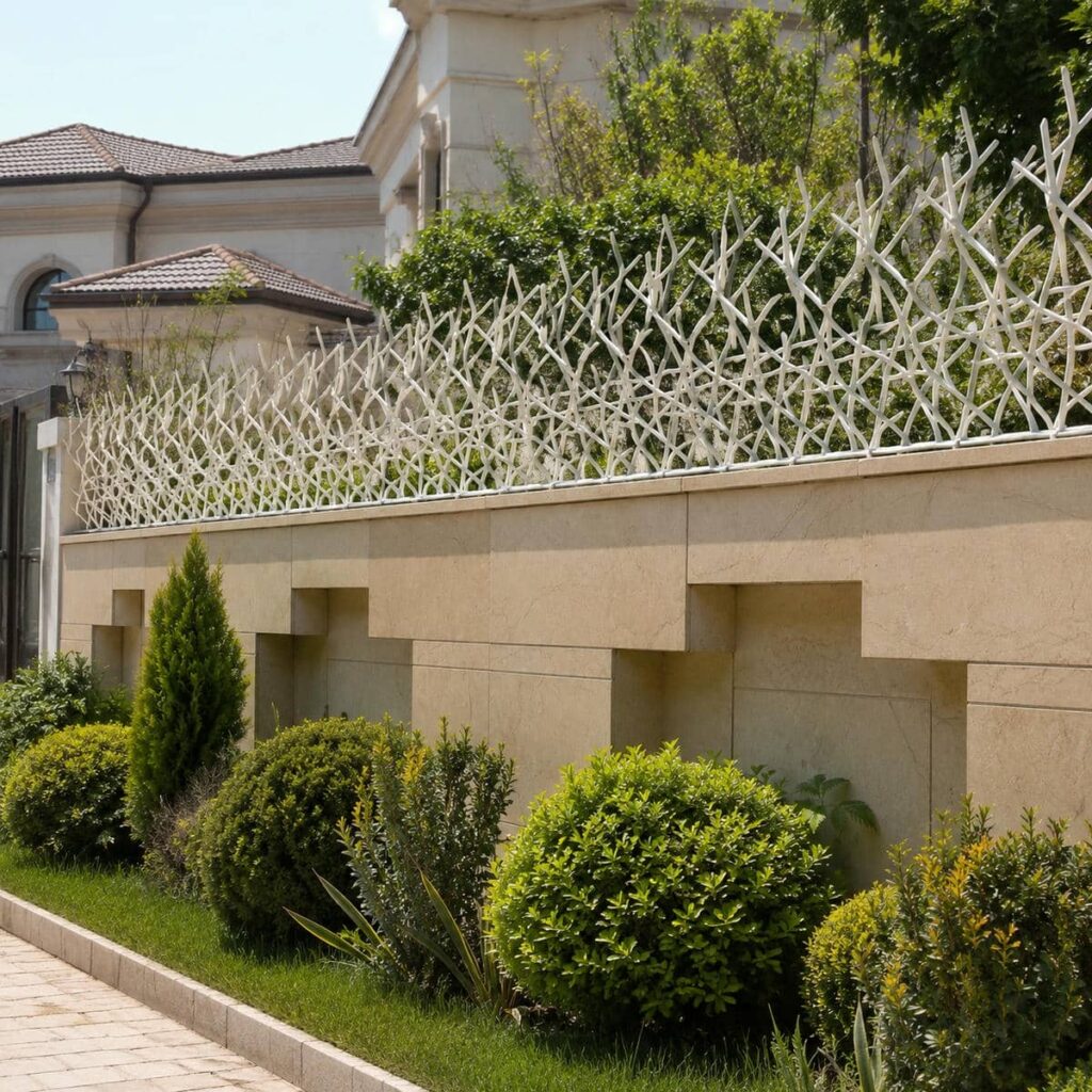 نمای حفاظ دیوار شاخ گوزنی کنار ستون سیمانی