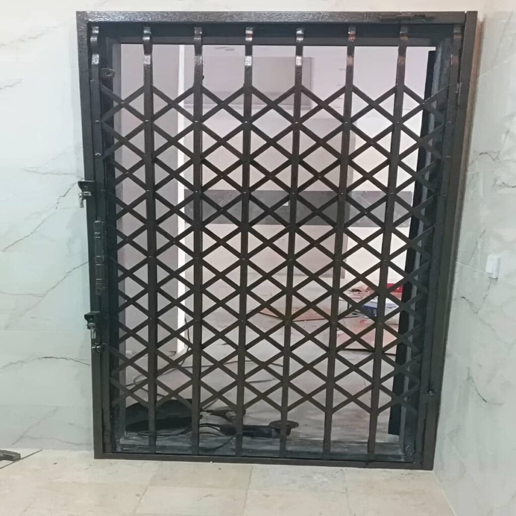 گارد آکاردئونی قزوین در قاب ورودی روشن گارد آکاردئونی قزوین در قاب ورودی روشن