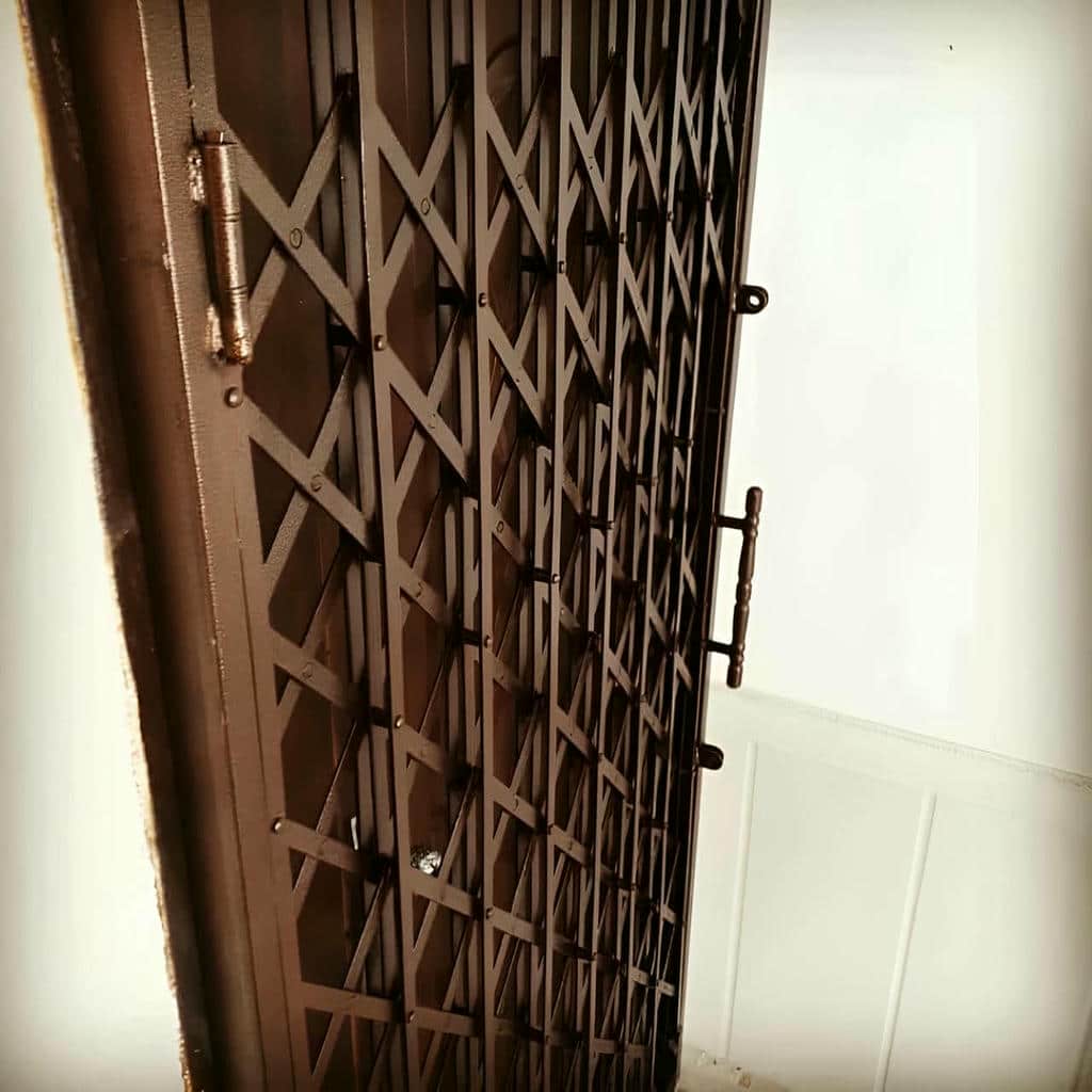 گارد آکاردئونی مشکی برای ورودی آپارتمان