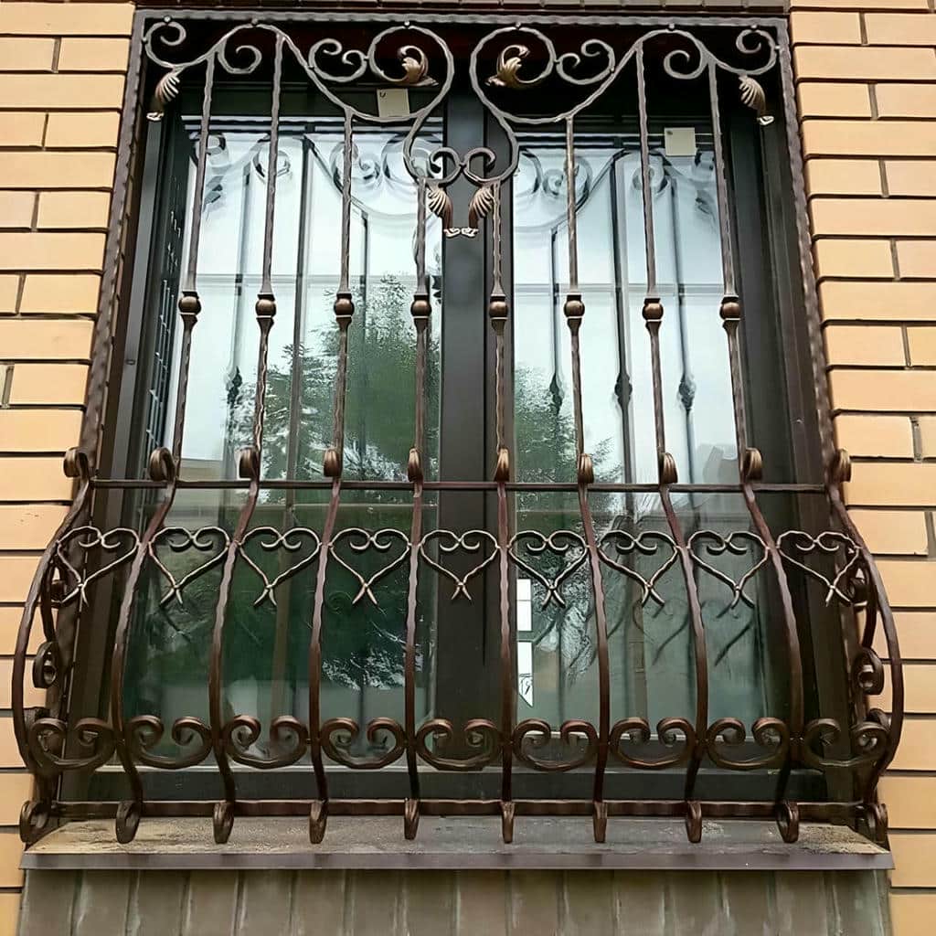 گارد فلزی باریک کنار قاب سفید اتاق