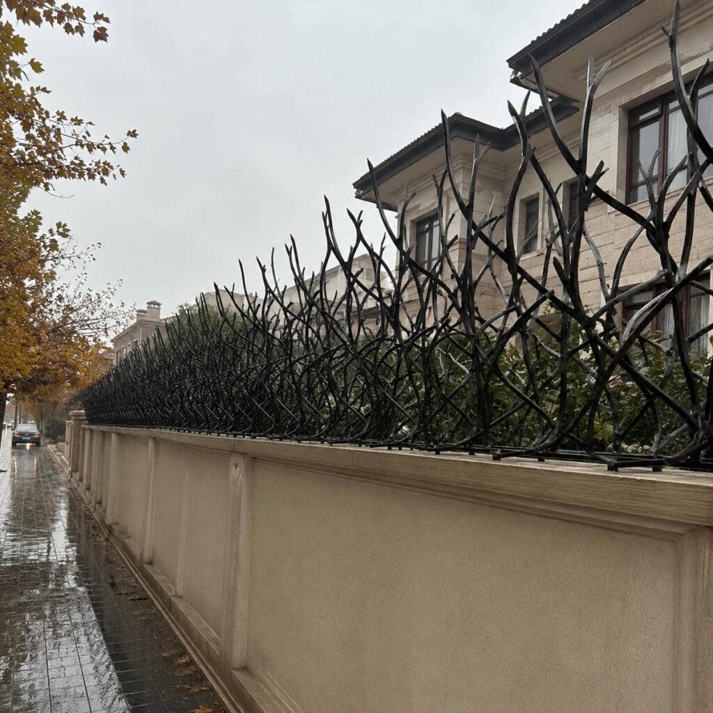 گارد فلزی سرنیزه ای بر لبه محوطه کارگاهی گارد فلزی سرنیزه ای بر لبه محوطه کارگاهی