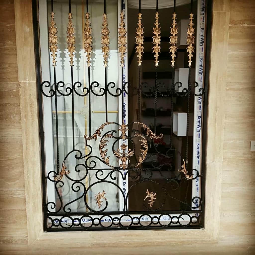 گارد فلزی طوسی در دهانه کوچک کنار ستون