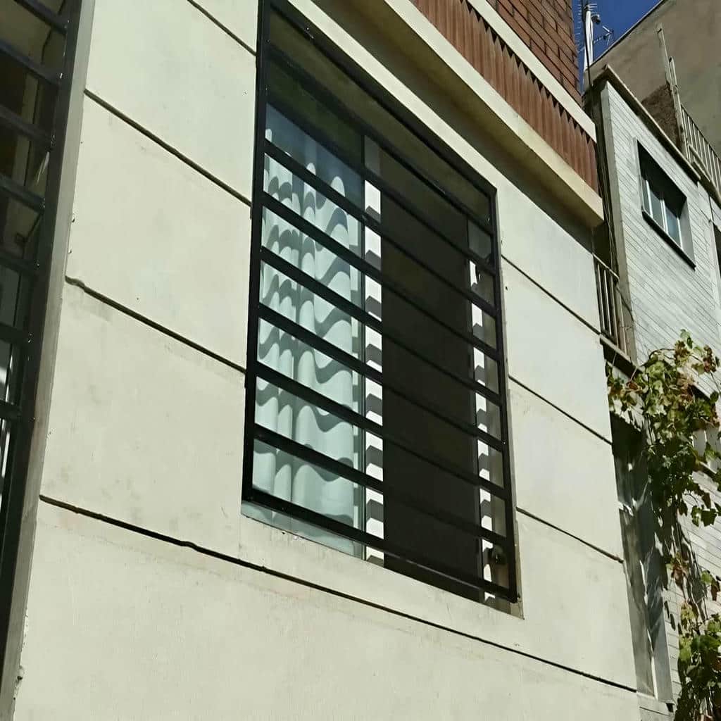گارد فلزی مشکی در نمای آجری استان خراسان جنوبی گارد فلزی مشکی در نمای آجری استان خراسان جنوبی