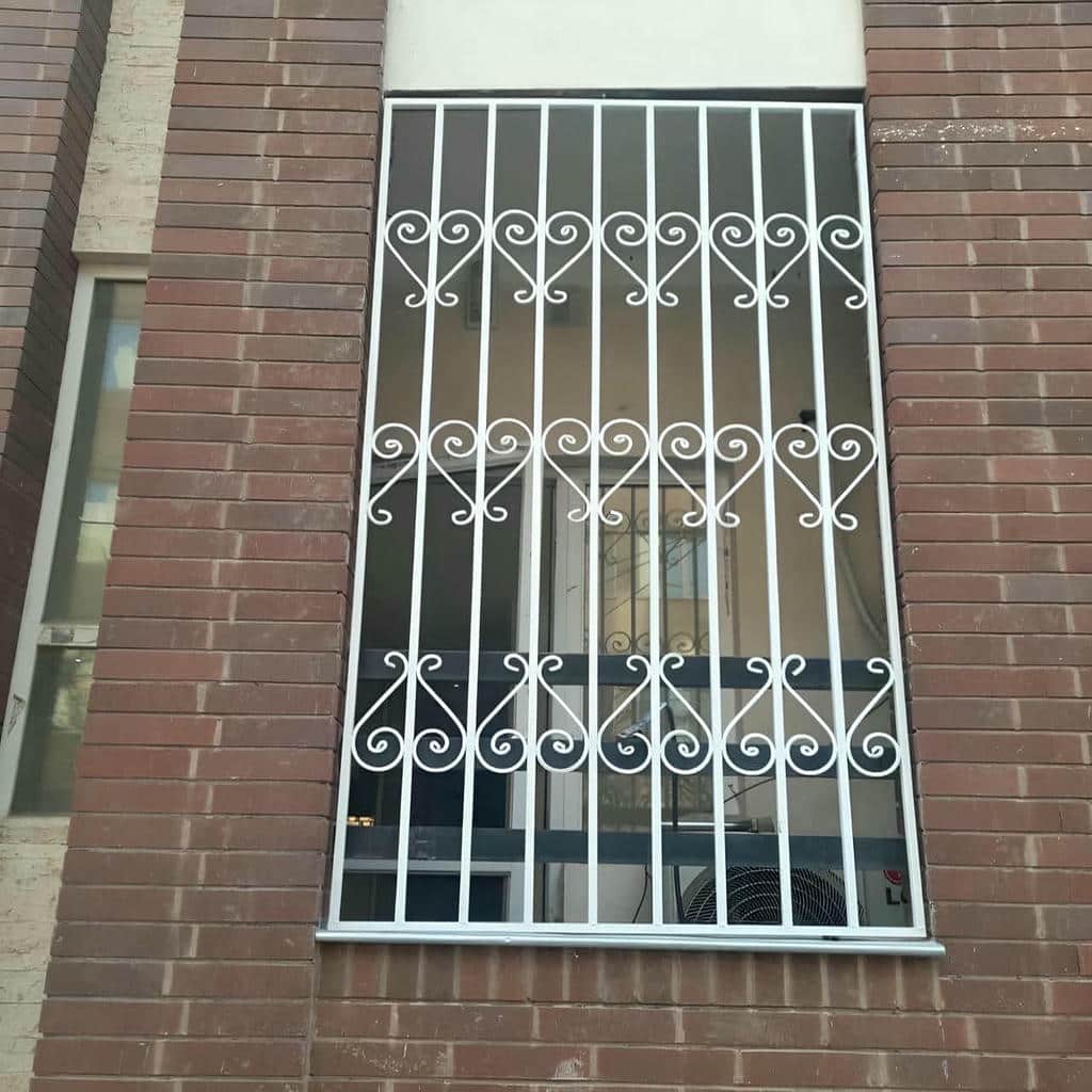 گارد فلزی پنجره با طرح هندسی مینیمال