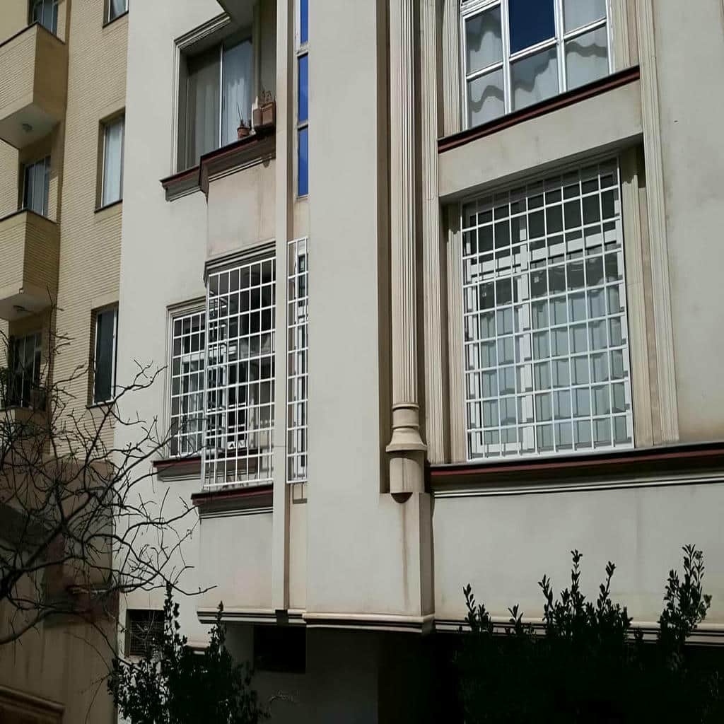 گارد مشکی پنجره در طبقه همکف ساختمان مسکونی