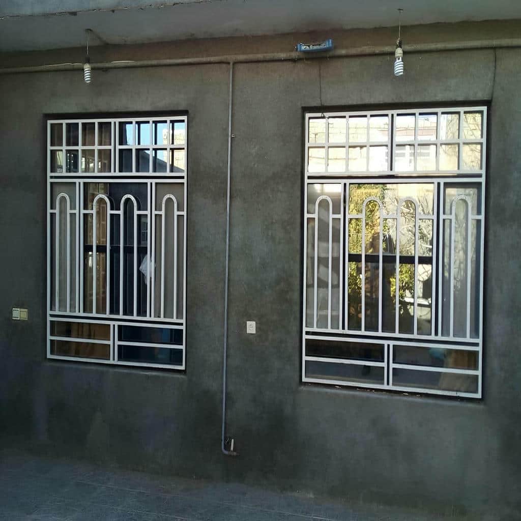 گارد پنجره خاکستری کنار مسیر ورودی بیرجند
