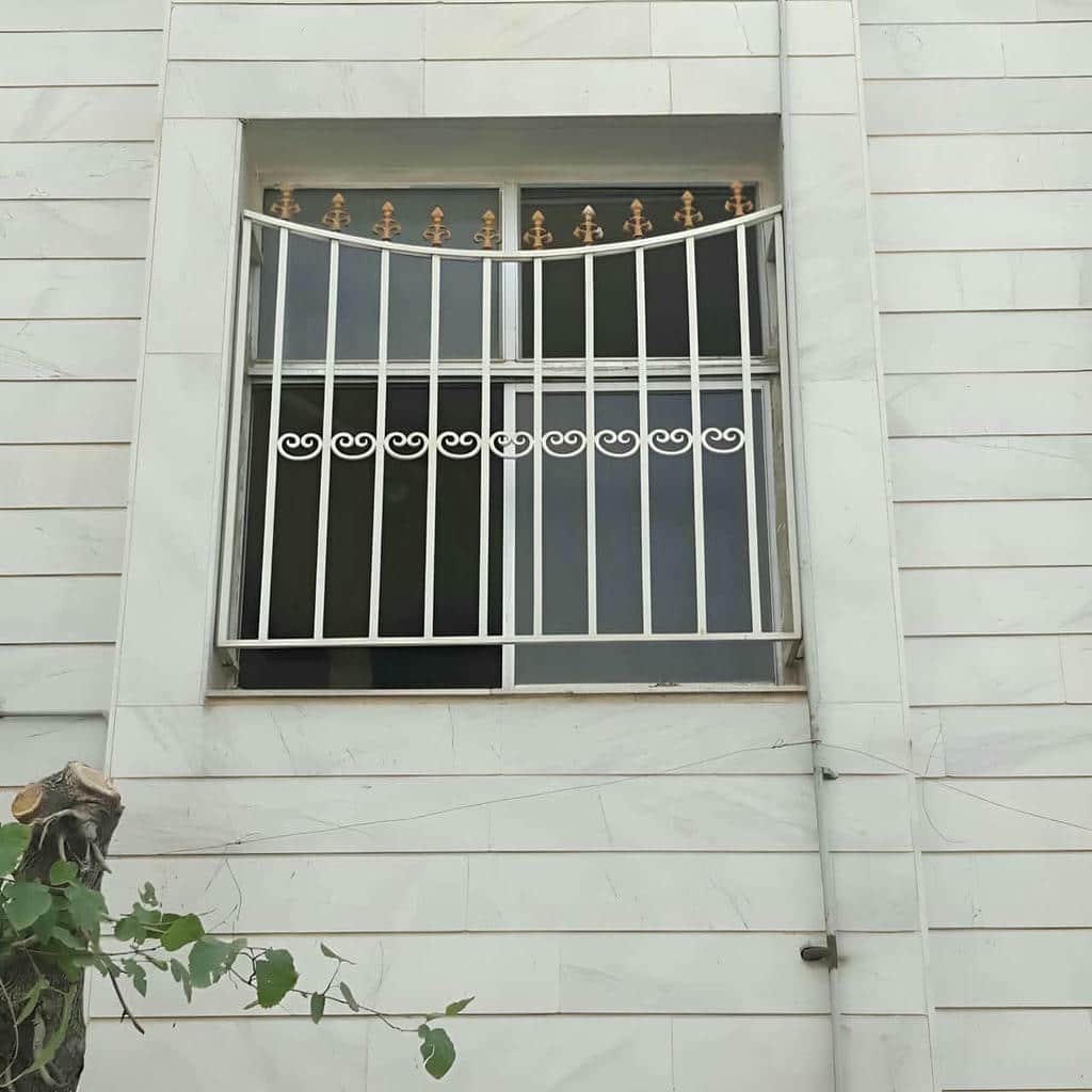 گارد پنجره ساختمان در قم با پوشش کوره‌ای