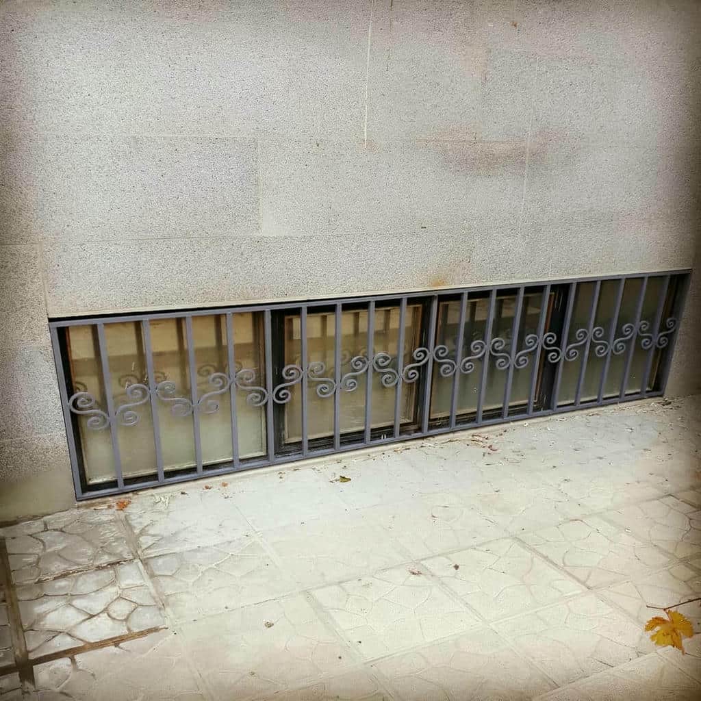 گارد پنجره طوسی کنار مسیر عبور مشترک