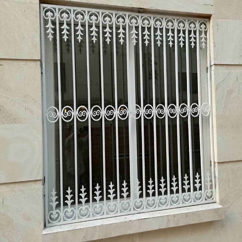 گارد پنجره مشکی مات کنار آجر قرمز استان اردبیل