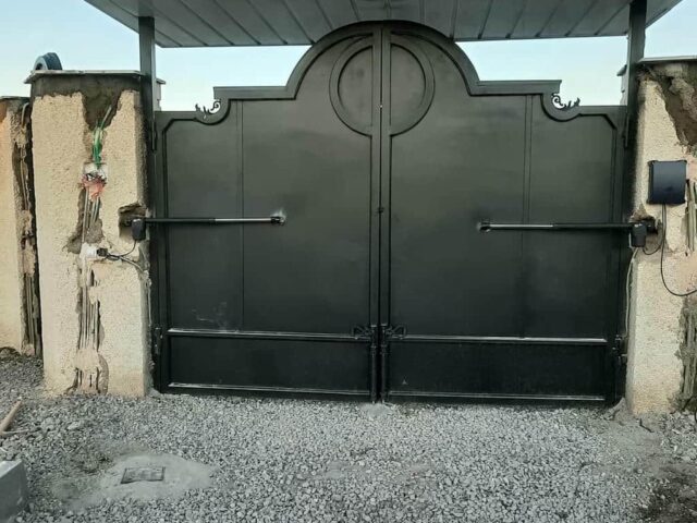 جک درب پارکینگ روی درب آهنی باغ ارومیه مرکز تخصصی فروش جک درب پارکینگ در ارومیه و حومه
