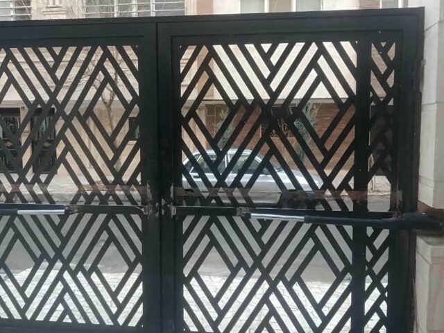 جک درب پارکینگ روی درب ویلایی استان آذربایجان غربی مرکز فروش و نصب جک درب پارکینگ در استان آذربایجان غربی