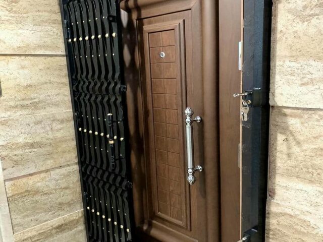 حفاظ درب آکاردئونی فلزی در ورودی آپارتمان کرمان مرکز فروش و سفارش حفاظ درب آکاردئونی در کرمان و حومه