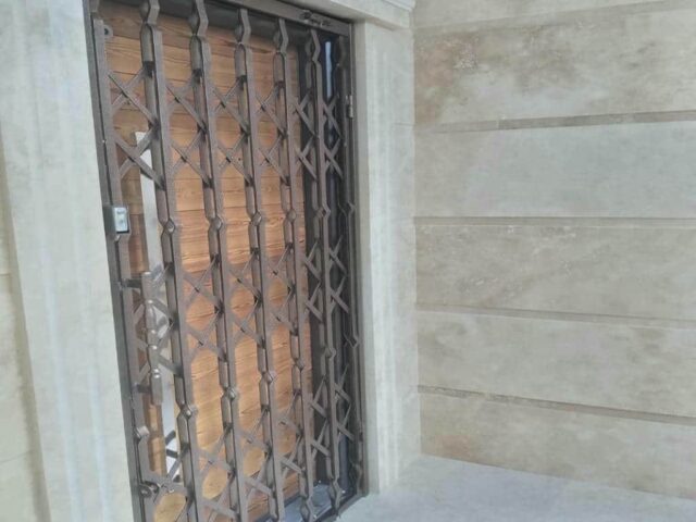 حفاظ درب آکاردئونی فلزی مشکی در رشت مرکز فروش و سفارش حفاظ درب آکاردئونی در رشت و حومه