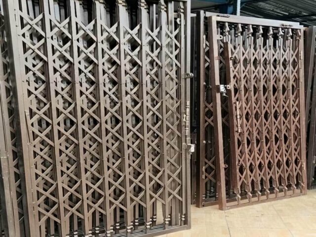 حفاظ درب آکاردئونی فلزی مشکی مات استان کرمان مرکز فروش و سفارش حفاظ درب آکاردئونی در استان کرمان