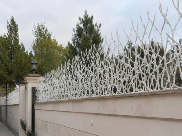 حفاظ دیوار سفارشی کنار ستون سنگی در اردبیل مرکز فروش حفاظ دیوار با ابعاد سفارشی در اردبیل و حومه