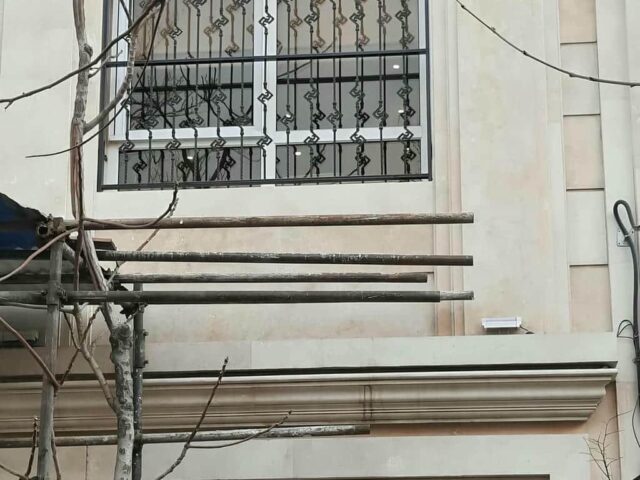 حفاظ پنجره آهنی با قاب زغالی روی نمای بجنورد مرکز فروش حفاظ پنجره سفارشی در بجنورد و حومه