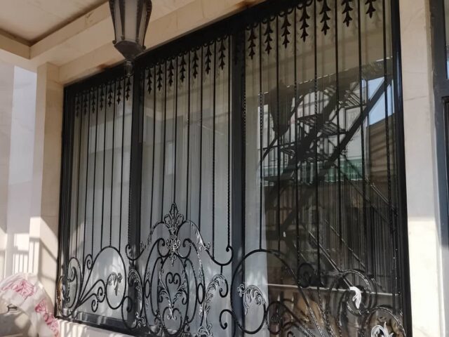 حفاظ پنجره آهنی طوسی در حیاط استان کرمان مرکز فروش و سفارش حفاظ پنجره در استان کرمان