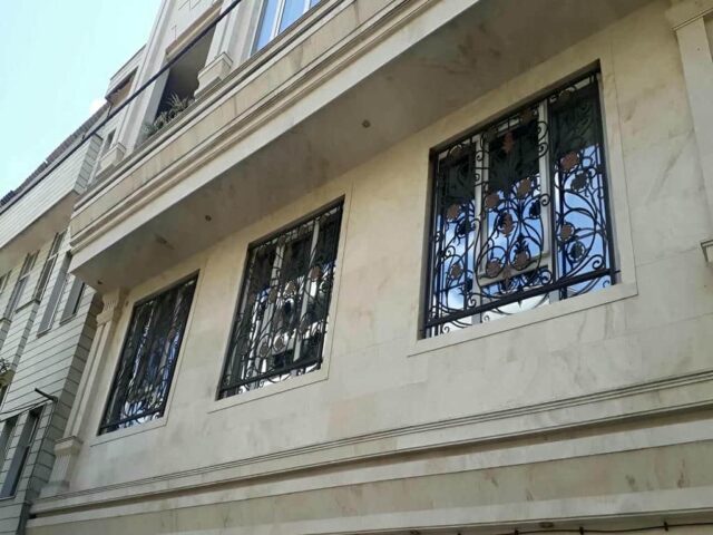 حفاظ پنجره آهنی مشکی با خطوط عمودی در سمنان مرکز تخصصی حفاظ پنجره در سمنان و حومه
