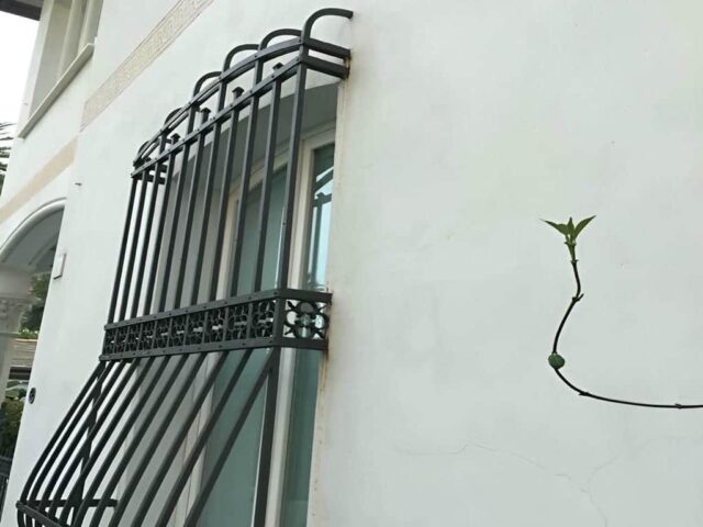 حفاظ پنجره آهنی مشکی در استان ایلام برای نمای آجری مرکز تخصصی فروش حفاظ پنجره در استان ایلام