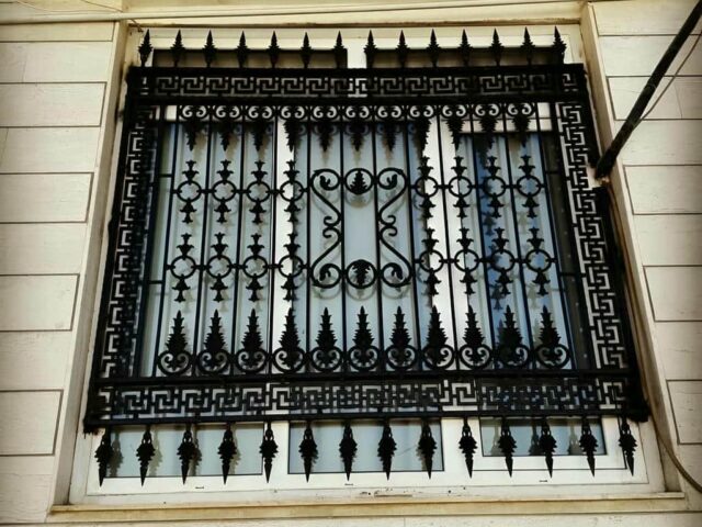 حفاظ پنجره آهنی مشکی در نمای رشت سفارش حفاظ پنجره در رشت و حومه