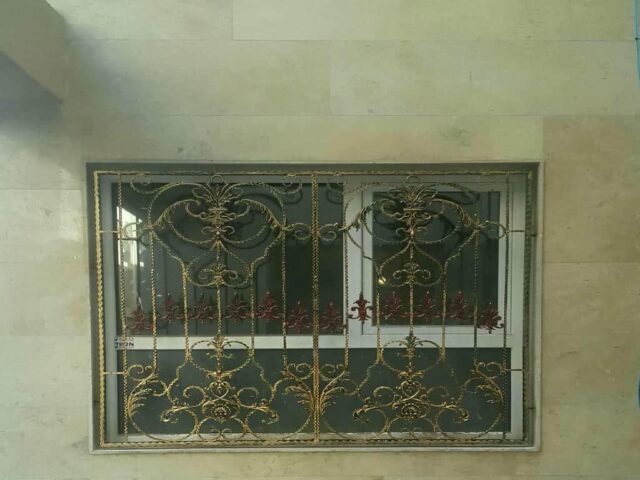 حفاظ پنجره آهنی مشکی در نمای ساختمان اهواز مرکز سفارش حفاظ پنجره در اهواز و حومه