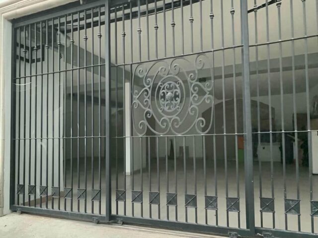 حفاظ پنجره آهنی مشکی در نمای همکف استان بوشهر مرکز تخصصی فروش حفاظ پنجره در استان بوشهر