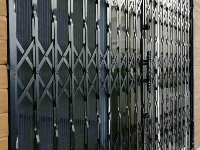 درب آکاردئونی فلزی خاکستری استان مازندران مرکز فروش درب آکاردئونی و حفاظ آپارتمان در استان مازندران