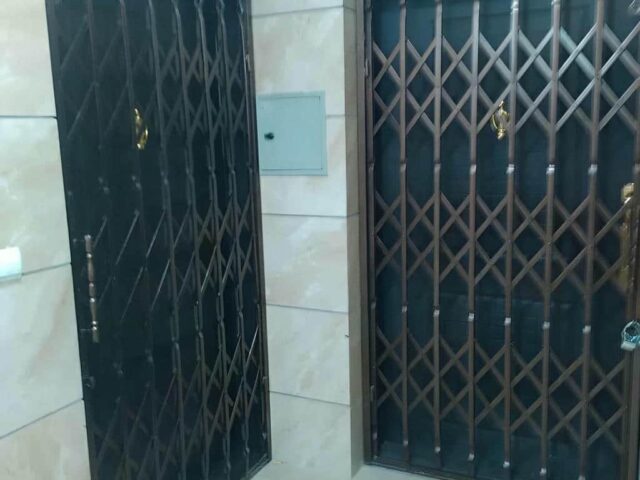 درب آکاردئونی فلزی مشکی برای ورودی آپارتمان در اراک مرکز فروش درب آکاردئونی و حفاظ آپارتمان در اراک و حومه