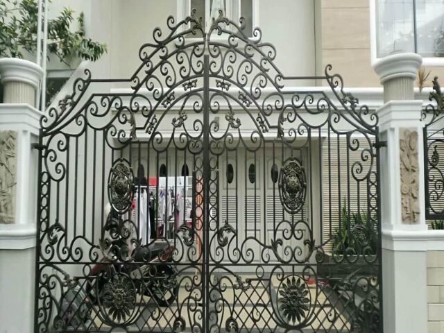 درب حیاط فلزی مشکی با طرح هندسی اردبیل مرکز تخصصی فروش درب حیاط در اردبیل و حومه