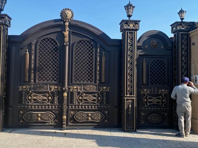 درب حیاط فلزی مشکی برای ورودی ویلایی سمنان مرکز تخصصی فروش درب حیاط در سمنان و حومه