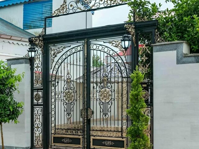 درب حیاط فلزی مشکی در ساری با طرح ساده مرکز تخصصی فروش درب حیاط در ساری و حومه