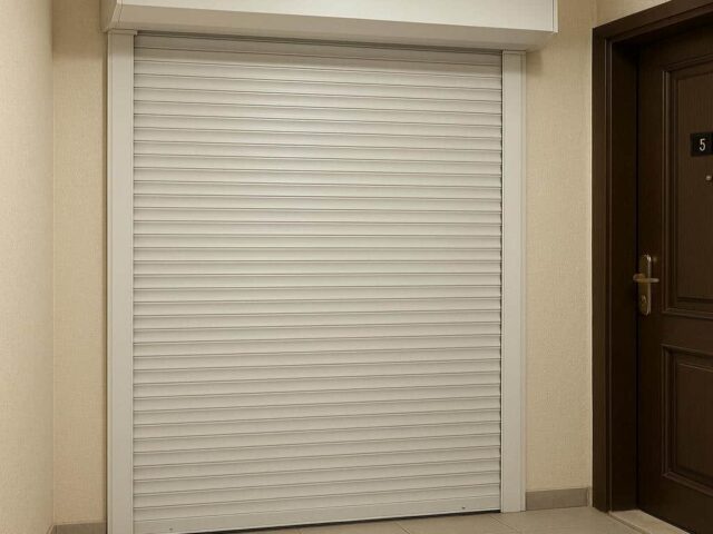 کرکره برقی خاکستری ورودی تعمیرگاه در بجنورد مرکز فروش و اجرای کرکره برقی در بجنورد و حومه